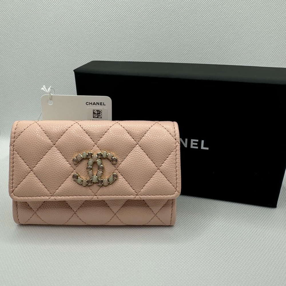Chanel 2023 Caviar Pink Crystal Enamel Flap Cardholder NEW